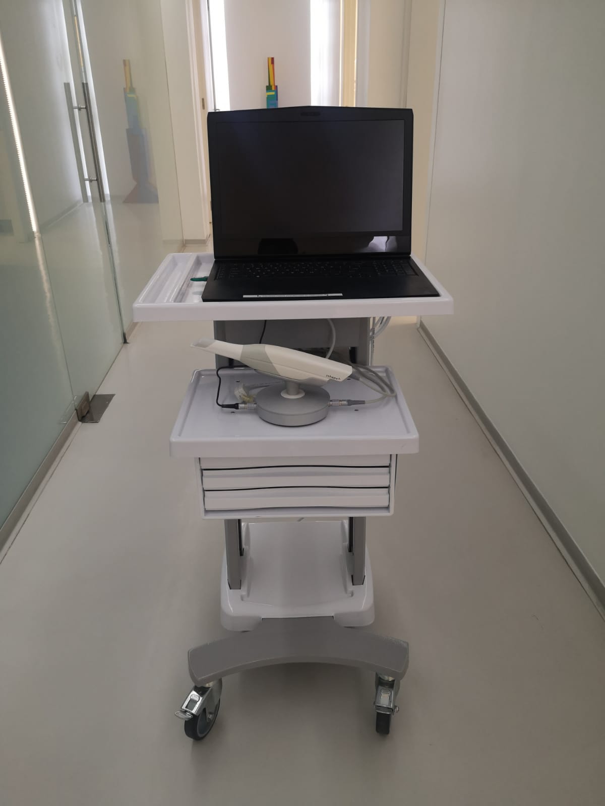 Carro odontología scaner intraoral complex con cajonero, inst /elec  doble bandeja , bandeja superior para alienware de 17