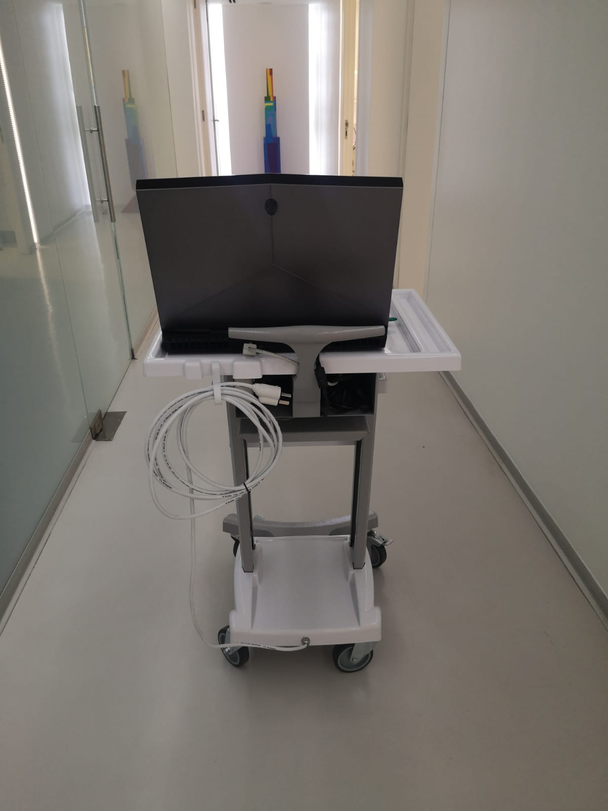 Carro odontología scaner intraoral complex con cajonero, inst /elec  doble bandeja , bandeja superior para alienware de 17