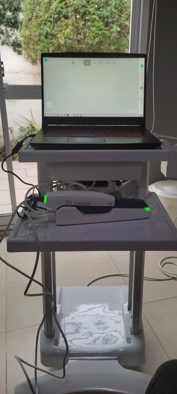 Carro odontología laptop modelo complex Cedent Scanner intraoral 3D Aoralscan. SHINING 3D