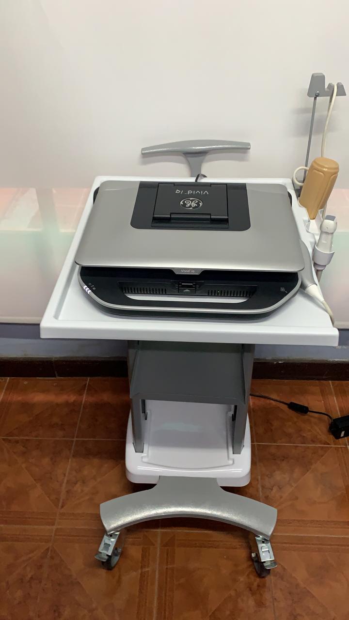 Carro mesa rodante multisoporte para ecógrafo Vivid iq GE